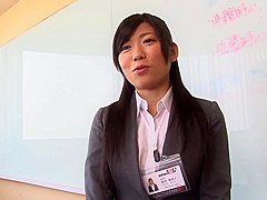 05G1123-A female employee who has her pussy on the conference table