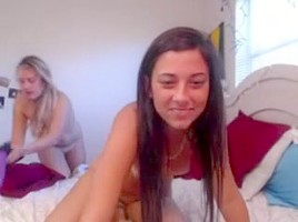 2 pretty girls fucking