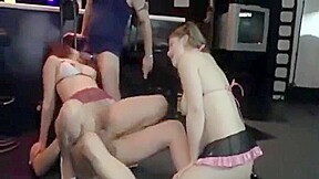 AMATORIALE TEDESCO,GANG BANG CON teen 18+ Scopata al club da 10 cazzi e tanta  