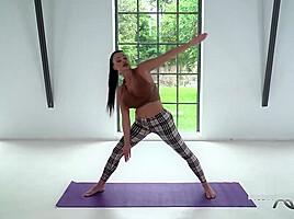 Aletta Ocean se encuentra en Yoga with y su companero se la quiere follar