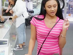 Amateur chick pawns her pussy and banged at the pawnshop