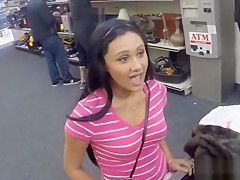 Amateur chick pawns her pussy and banged at the pawnshop