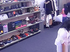 Amateur chick pawns her pussy and banged at the pawnshop