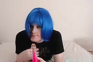 Amateur crossdresser with pink dildo