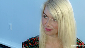 Anikka Albrite - Blonde On Blonde Electric Play!