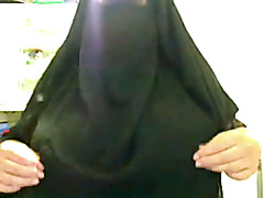 Arabian webcam hussy with huge tits