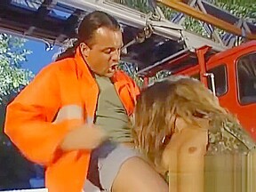 Auf dem Feuerwehrauto gepinkelt