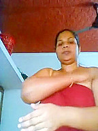 Aunty Oiling Her Sexy Feagure After Bath