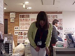 B3F0906- A female employee who treats premature ejaculation pussy with a remote vibrator