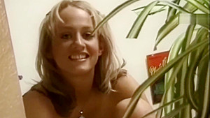 BLONDE BEAUTY PISSING IN THE KITCHEN SINK