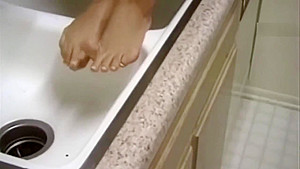 BLONDE BEAUTY PISSING IN THE KITCHEN SINK