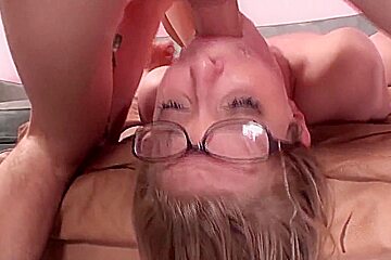 Blondine Hat Ihren Ersten Deepthroat