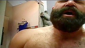 Brad Kalvo de folla al dependiente
