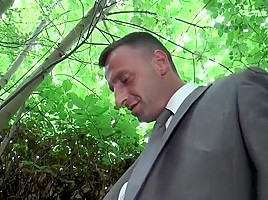 Brunett MILF im freien Anal gefickt