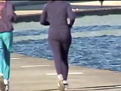 Candid ass milf is running along the golden beach 08i