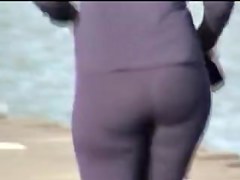 Candid ass milf is running along the golden beach 08i