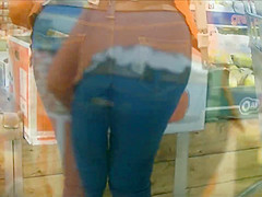 Candid milfs in jeans