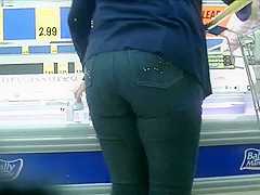Candid milfs in jeans