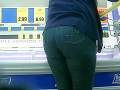 Candid milfs in jeans