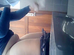 Chubby shaved pussy peeing