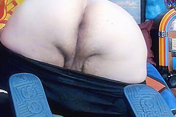 Chubby-bear: Twerking & Shaking Big-fat-white-ass !!!