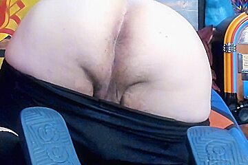 Chubby-bear: Twerking & Shaking Big-fat-white-ass !!!