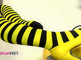 Cosplayer Lilith in a bee costume gets you hard with toes