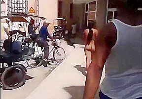 Cubana desnuda en la calle