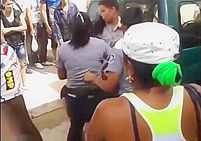 Cubana desnuda en la calle
