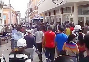 Cubana desnuda en la calle