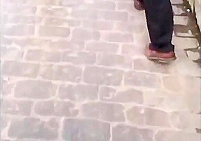 Cubana desnuda en la calle