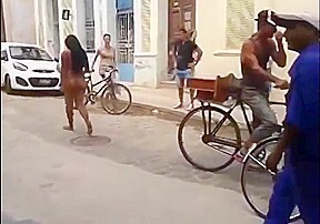 Cubana desnuda en la calle