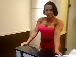 Curvy muscle booty (WHAT'S HER NAME?!)
