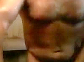 Dans un sauna un mec muscle se branle