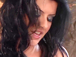 Dark Beauty Has Fun Masturbating