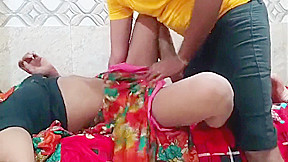 Desi Aunty And Desi Bhabhi In Pati Se Phone Pr Bat Karte Hue! Bhai Mujhe Jor Jor Se Chodo