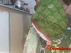 Desi Aunty Ko Bawarchi Khana Me Roti Banata Howa Choda