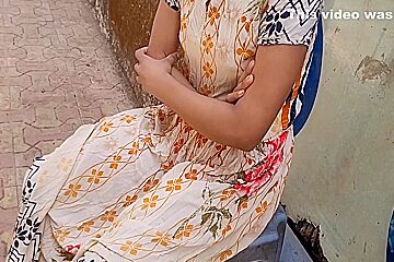 Desi Ladaki Bahar Baiti Thi To Baju Wale Ne Dekha Or Ladaki Ko Bola Muze Chodana Hai Chut Tuhmari