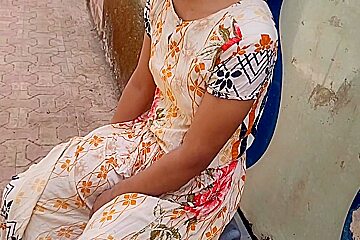 Desi Ladaki Bahar Baiti Thi To Baju Wale Ne Dekha Or Ladaki Ko Bola Muze Chodana Hai Chut Tuhmari