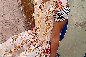 Desi Ladaki Bahar Baiti Thi To Baju Wale Ne Dekha Or Ladaki Ko Bola Muze Chodana Hai Chut Tuhmari