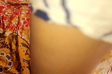 Desi Ladaki Bahar Baiti Thi To Baju Wale Ne Dekha Or Ladaki Ko Bola Muze Chodana Hai Chut Tuhmari