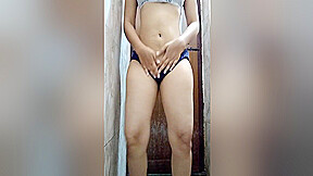 Desi Sex Stepsister Ko Nahate Hue Dekha Hota Indian