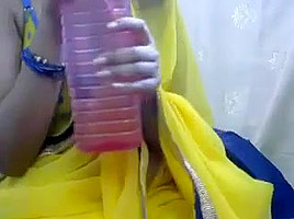 Desi bhabhi exposing big boobs on webcam