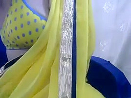 Desi bhabhi exposing big boobs on webcam