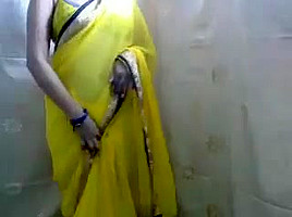 Desi bhabhi exposing big boobs on webcam