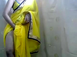 Desi bhabhi exposing big boobs on webcam