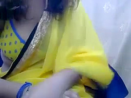 Desi bhabhi exposing big boobs on webcam