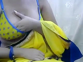 Desi bhabhi exposing big boobs on webcam