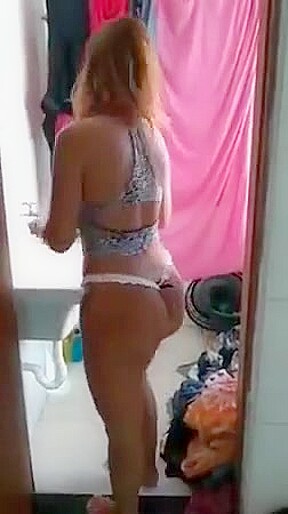 Dona de casa exibi calcinha pro enteado
