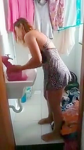Dona de casa exibi calcinha pro enteado